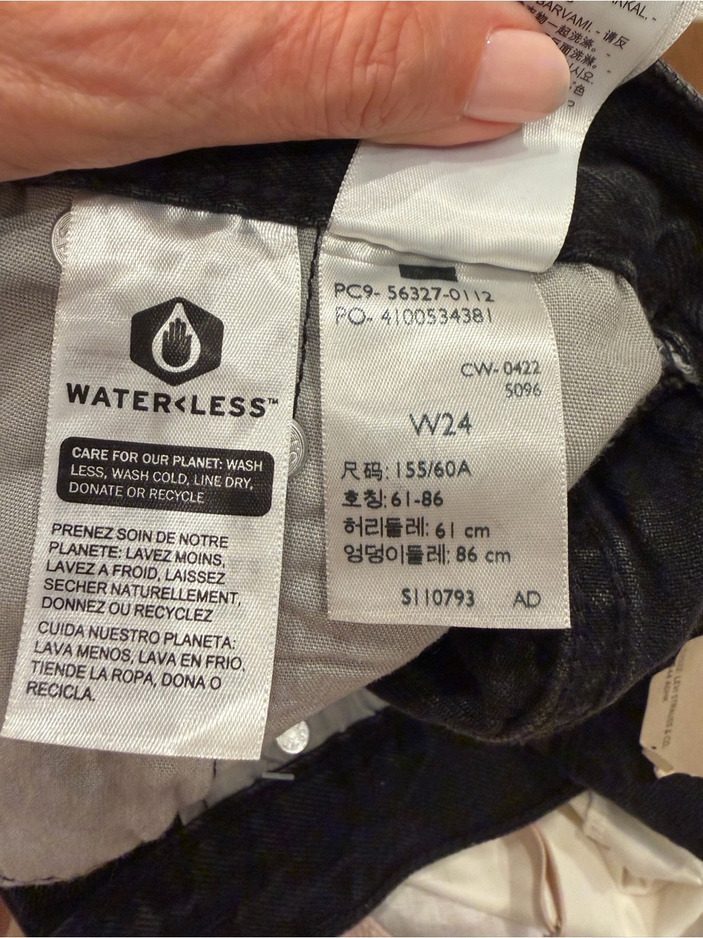 NWT Levi’s High Rise Shorts Black Denim 501 Fly Button Shorts Size 24 - Picture 5 of 5